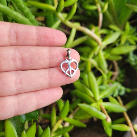 New Solid 925 Sterling Silver Dainty Peace Sign Heart Pendant - Picture 1 of 7